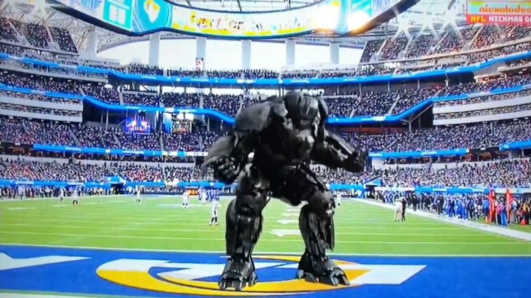 Rise Of The Beasts Optimus Primal On Nickelodeon NFL Nickmas Game  (5 of 16)